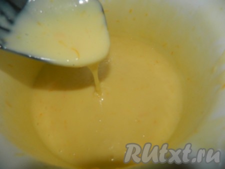 Полученную массу переливаем в кастрюлю и нагреваем на маленьком огне, постоянно помешивая, до загустения, подразумевая, что при остывании крем ещё загустеет. Даём нежнейшему апельсиновому заварному крему остыть и можно подавать к столу. Я же предлагаю на основе крема сделать простой и изумительно вкусный десерт.
