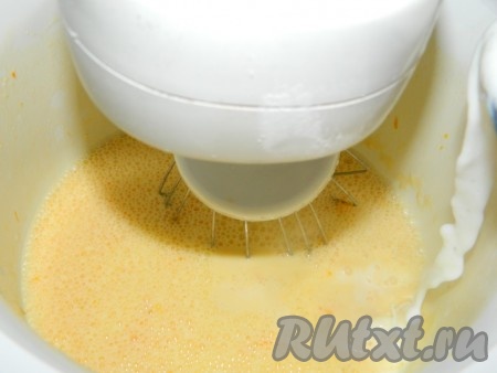 Продолжая мешать, вливаем горячее молоко и тщательно перемешиваем.
