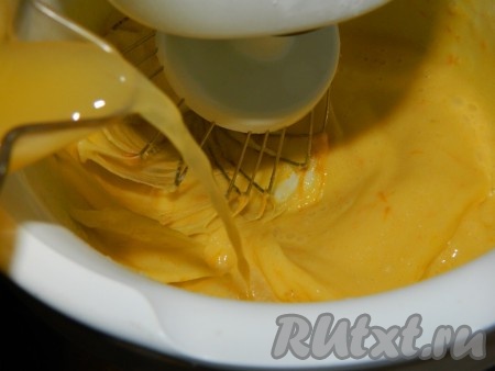 В постоянно перемешиваемую яичную смесь вливаем апельсиновый сок.
