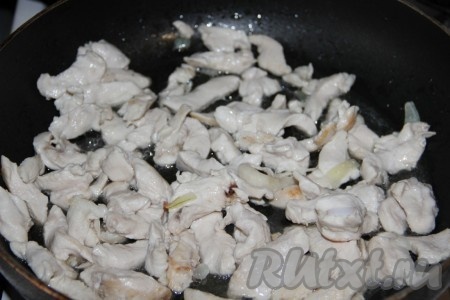 Куриное филе моем, обсушиваем, нарезаем на небольшие кусочки, солим. В сковороде разогреваем растительное масло, выкладываем нарезанное мясо и обжариваем на среднем огне минут 5-7 (до изменения цвета со всех сторон), иногда помешивая.