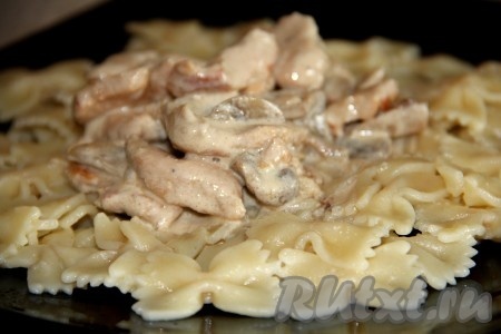 Куриное филе, приготовленное с шампиньонами, я подала с макаронами, получилось и вкусно, и сытно, и аппетитно.