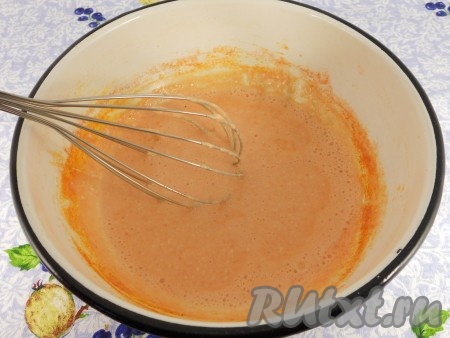 Поместить миску на огонь. Варить на небольшом огне, постоянно помешивая массу, до тех пор, пока плавленный сыр полностью не растворится. Перемешать соус тщательно венчиком.

