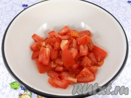 Помидоры порезать кусочками и пометить в глубокую миску.