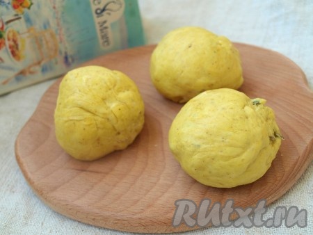 Обминаем поднявшееся тесто, делим на 8 частей, скатываем в шарики и перекладываем на противень, застеленный пергаментом. Выкладывать булочки нужно на расстоянии друг от друга. Оставляем булочки на 15-20 минут, чтобы они немного поднялись. Нагреваем духовку до 180 градусов. Яичный желток взбиваем вилкой. Смазываем поднявшиеся булочки яичным желтком, посыпаем оставшимися семечками и ставим в разогретую духовку минут на 20 (выпекаем до красивого румяного цвета).&nbsp;