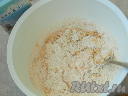 В объёмную миску просеиваем муку, добавляем соль и карри, перемешиваем. Всыпаем 30 грамм очищенных семечек и сухие дрожжи, перемешиваем. Затем вливаем тёплую воду (её температура должна быть 38-40 градусов) и растительное масло, перемешиваем тесто вначале ложкой.