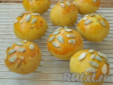 Готовые булочки достаём из духовки, перекладываем на решётку и даём слегка остыть.