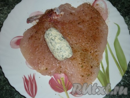 Куриное филе посолить, поперчить, посыпать приправами по вкусу. На середину большого филе выложить замороженное масло с зеленью.