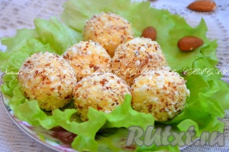 Сырные шарики с орехами выложить на тарелку и можно подавать вкусную закуску к столу. Готовится просто, смотрится эффектно!