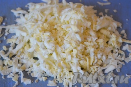 Яйца&nbsp;натереть на крупной тёрке.
