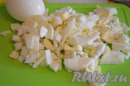 Яйца нарезать на мелкие кубики.
