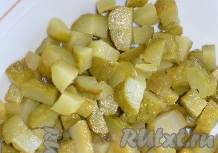 Огурцы нарезать на мелкие кубики.