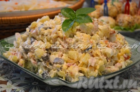 Салат с копчёной курицей, маринованными грибами и огурцами