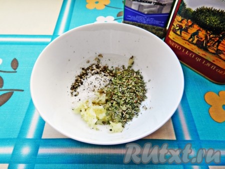 Чеснок пропустить через пресс, соединить с солью, специями, влить масло, перемешать.