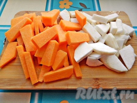 Тыкву и сельдерей нарезать на тонкие брусочки.