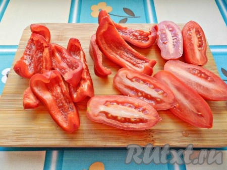 Перец очистить от семян и перегородок, нарезать полосками, помидоры разрезать пополам.