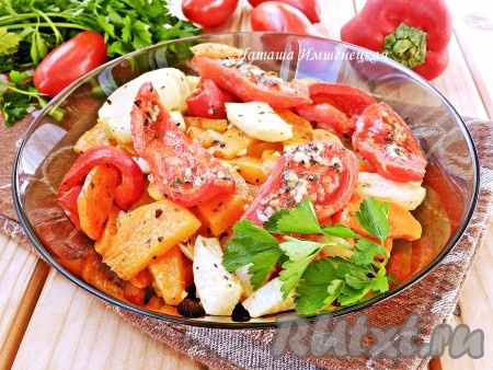 Очень вкусное, аппетитное, ароматное овощное рагу с тыквой, приготовленное в духовке, станет полноценным самостоятельным блюдом или гарниром к различным мясным и рыбным блюдам.