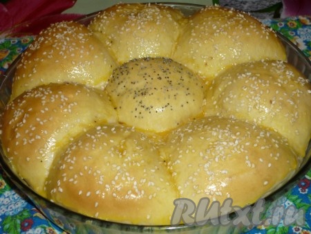 Затем смазать булочки с яблоком взбитым желтком,&nbsp;посыпать маком и кунжутом, отправить в разогретую до 180 градусов духовку. Выпекать минут 25-30 (до золотистого цвета дрожжевого теста).