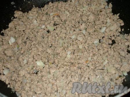 Затем добавляем лук и жарим, периодически помешивая, до мягкости лука (в течение 3-4 минут). Если мясо суховато, тогда, для того чтобы фарш с луком не пригорели, можно добавить в сковороду несколько столовых ложек воды.