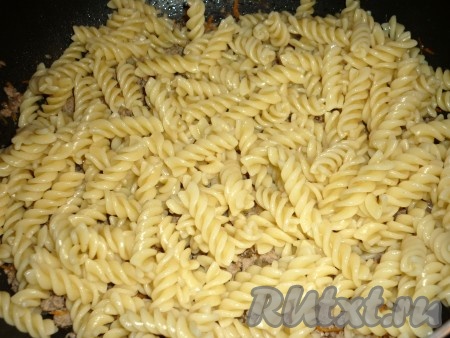 Фарш с овощами солим, перчим и добавляем макароны.