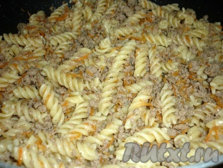Перемешиваем макароны с фаршем и овощами. Готовим макароны по-флотски 5-7 минут под крышкой на небольшом огне, периодически помешивая.