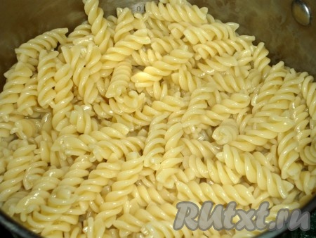 В кипящую подсоленную воду кладём макароны и отвариваем почти до готовности, откидываем на дуршлаг, промываем холодной водой и оставляем, чтобы стекла лишняя жидкость.