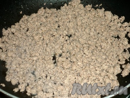 Обжариваем, постоянно помешивая и разбивая комочки фарша, в течение 10-12 минут на среднем огне.