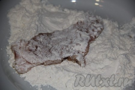 Каждую свиную отбивную тщательно обваливаем в муке с двух сторон. Затем отставляем отбивные в сторону и готовим яичный кляр.