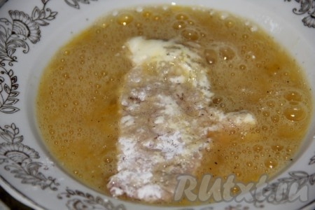 Затем помещаем каждую отбивную в кляр, покрывая мясо кляром с обеих сторон.