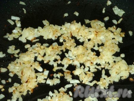 Лук обжариваем на растительном масле до золотистого цвета. В остывшую сваренную пшенную кашу добавляем обжаренный лук, яйцо, муку, соль и формируем биточки.
