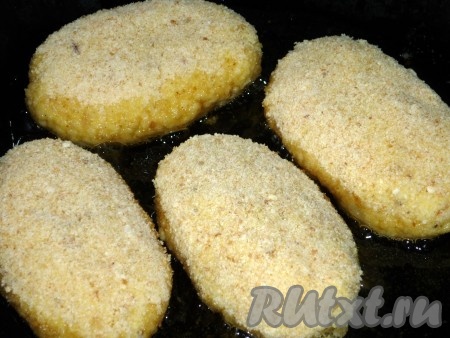 Обжариваем на растительном масле с двух сторон до золотистой корочки.