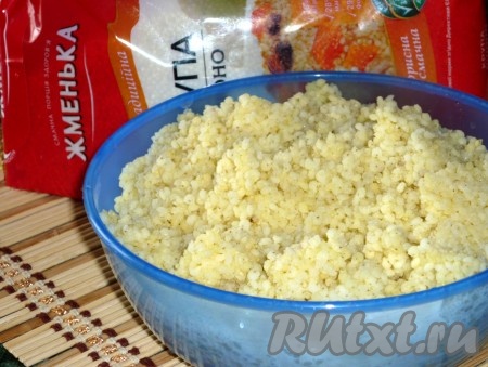 Варим пшенную кашу из 1 одного стакана пшена и 2 стаканов воды.