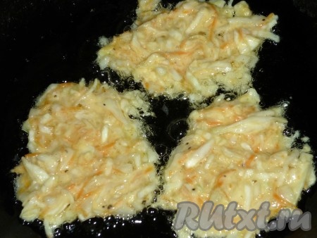 В сковороде хорошо разогреть растительное масло, затем выкладывать по 1 столовой ложке капустной массы в виде достаточно плоских оладий.