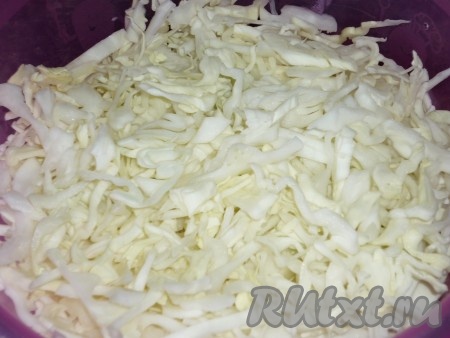 Нарезать капусту на тонкие, достаточно короткие полоски. Затем очень хорошо помять руками, чтобы капуста дала сок и стала более мягкой. Если выделится много сока, его нужно слить.