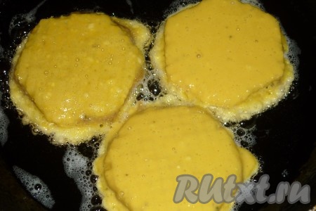 Обжариваем на растительном масле ленивые отбивные в вафлях с двух сторон на медленном огне до золотистого цвета.
