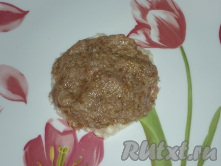 На вафельном корже распределяем мясной фарш.
