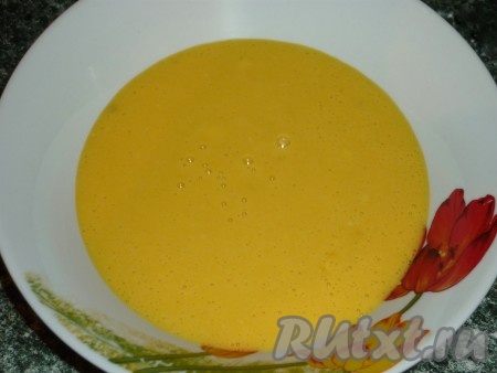 Для приготовления кляра смешиваем яйца, муку и соль.
