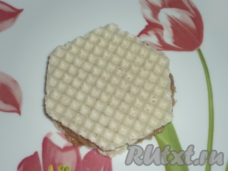 Поверх фарша кладём ещё один вафельный корж.
