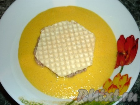 Вафли с фаршем помещаем в кляр.
