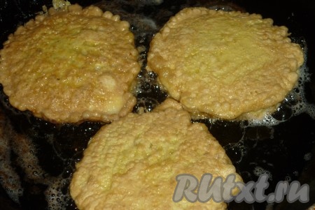 Обжариваем на растительном масле ленивые отбивные в вафлях с двух сторон на медленном огне до золотистого цвета.