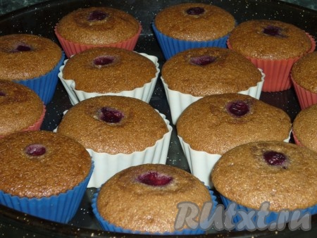 Манные кексы выпекаем 30-40 минут в духовке, разогретой до 180 градусов. Готовность кексов можно проверить, просто проколов их сухой зубочисткой (если зубочистка после прокола выпечки останется сухой, на ней не будет следов теста, значит кексы готовы).