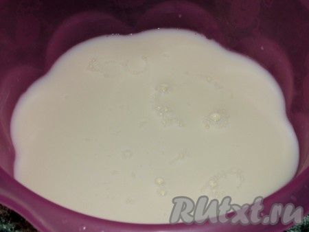 Молоко слегка подогреваем.
