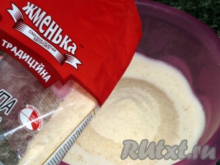 В тёплое молоко добавляем соду и манную крупу, хорошо перемешиваем. Оставляем минут на 20, чтобы манка набухла.