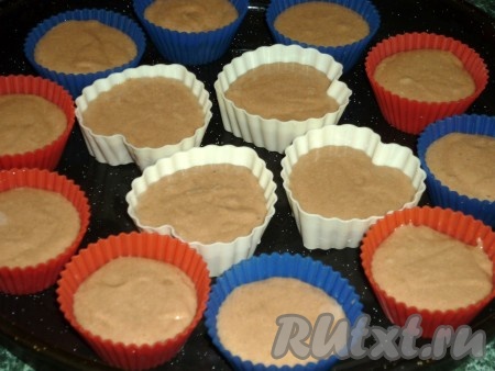 Формочки для выпечки заполняем тестом на 2/3 объёма. У меня были силиконовые формочки, я их перед выкладыванием теста маслом не смазывала.