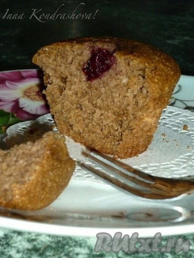 А вот так кексы, приготовленные на молоке с манкой, выглядят в разрезе.