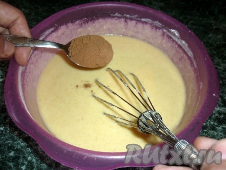 Всыпаем какао, частями добавляем просеянную муку, каждый раз тщательно вмешивая её в тесто.&nbsp; Какао можете не добавлять - это по желанию. Всыпая муку, учитывайте, что тесто для кексов должно получиться по консистенции, как сметана средней густоты.