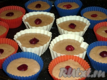 В каждую формочку я ещё дополнительно положила по вишенке, но это по желанию.