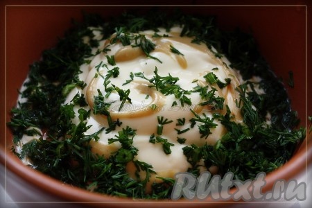 Смешать все ингредиенты для заправки.