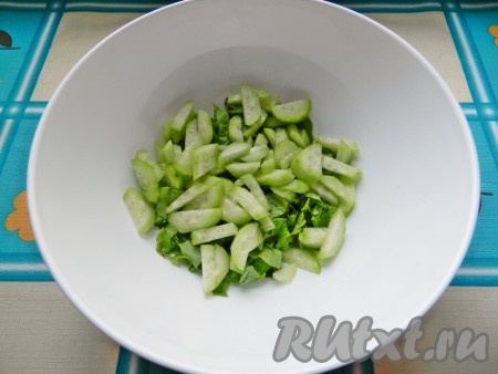 Огурцы очистить от кожицы и нарезать брусочками.