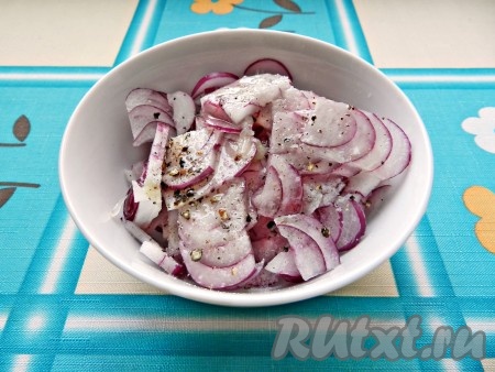 Лук нарезать тонкими полукольцами, добавить масло, лимонный сок, соль и черный молотый перец. Перемешать и оставить мариноваться, пока режем остальные ингредиенты для салата.