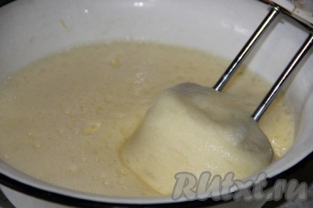 Вначале замесим тесто для бисквита. Для этого нужно в ёмкость, в которой в дальнейшем будет удобно взбивать миксером, разбить яйца, всыпать сахар, взбить миксером в течение 3 минут на средней скорости, после этого скорость увеличить до максимальной и взбивать ещё 7 минут. Яичная масса побелеет и хорошо увеличится в объёме. Затем влить растительное масло и вмешать его миксером.